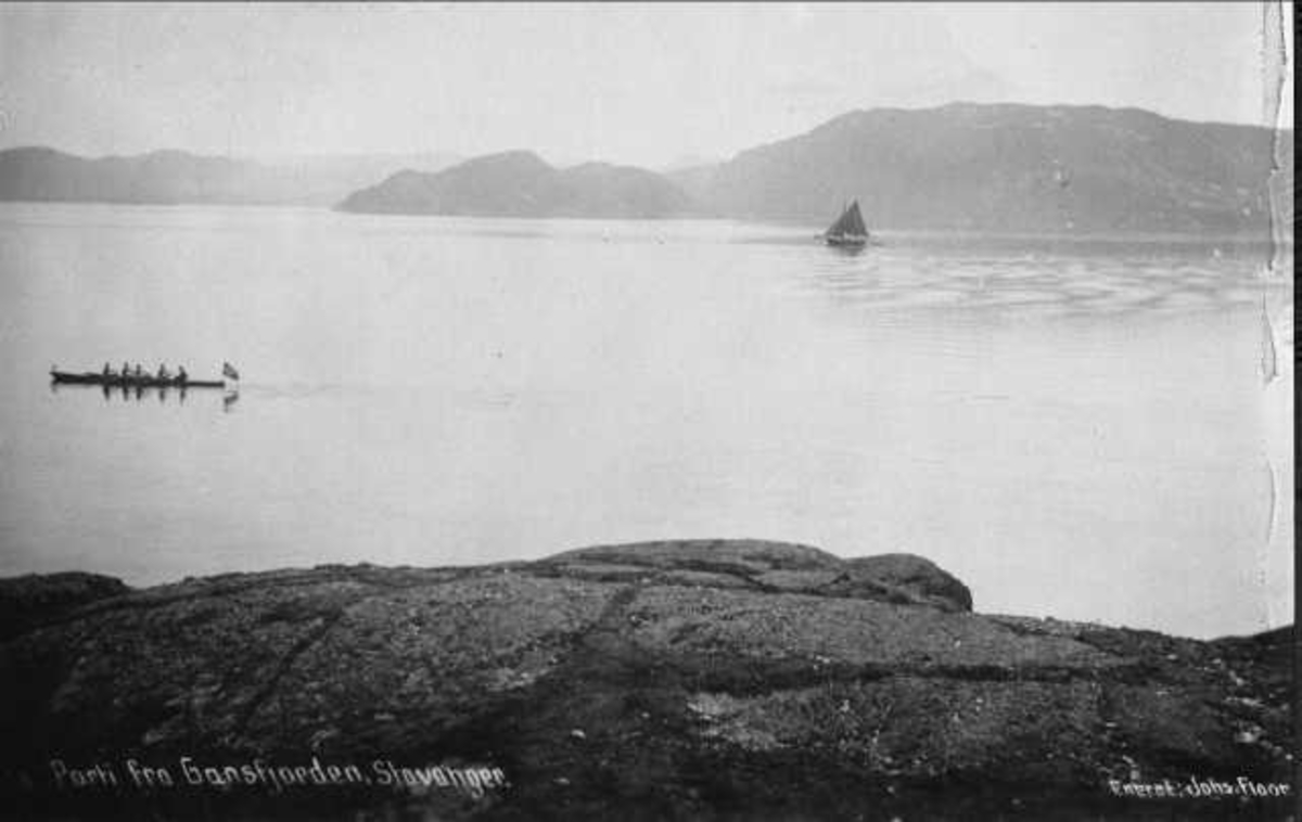 Gandsfjorden med Lihalsen i bakgrunnen: seilbåt og robåt på fjorden