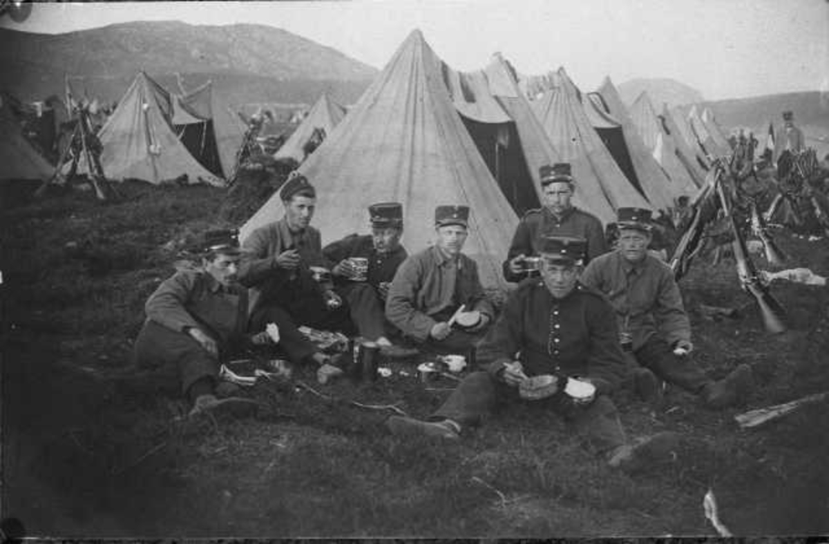 Soldater på Vaglemoen i 1914. Fra v. Tjessem, Sivert Sirevåg, Kr. Lode, Martin Vasshus, ?, ?