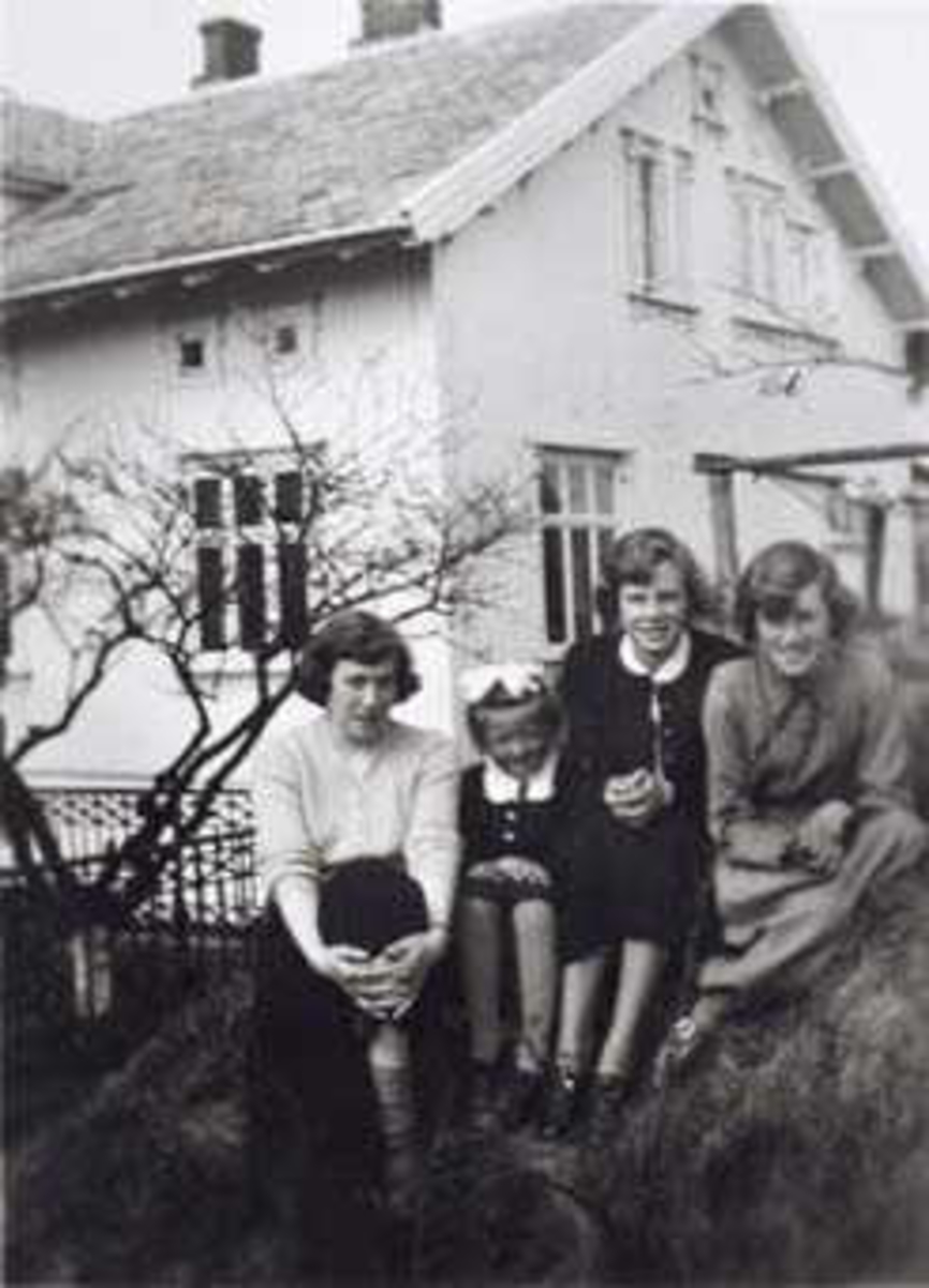 Fire jenter foran fyrhuset på Kvitsøy: f.v. Elsen Hansen, Solveig Nøstvoll, ukjent, Torhild Jørgensen