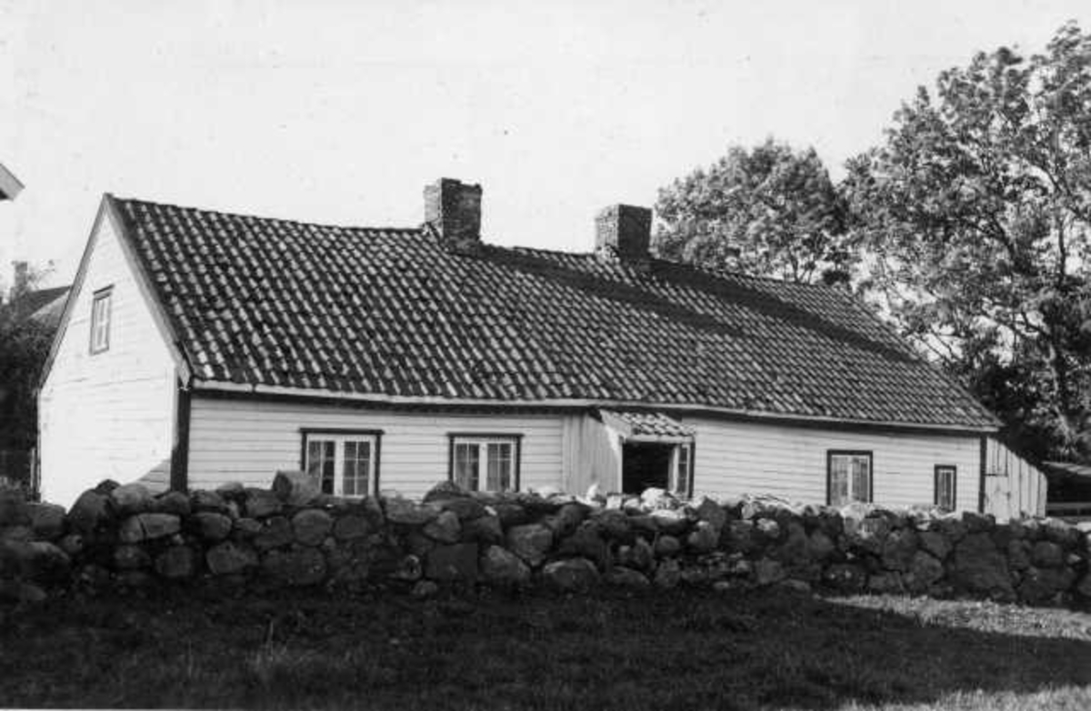 Sørbø - Presten Jonas Dahls barndomshjem om sommeren: våningshus, steinmur i fordergrunnen