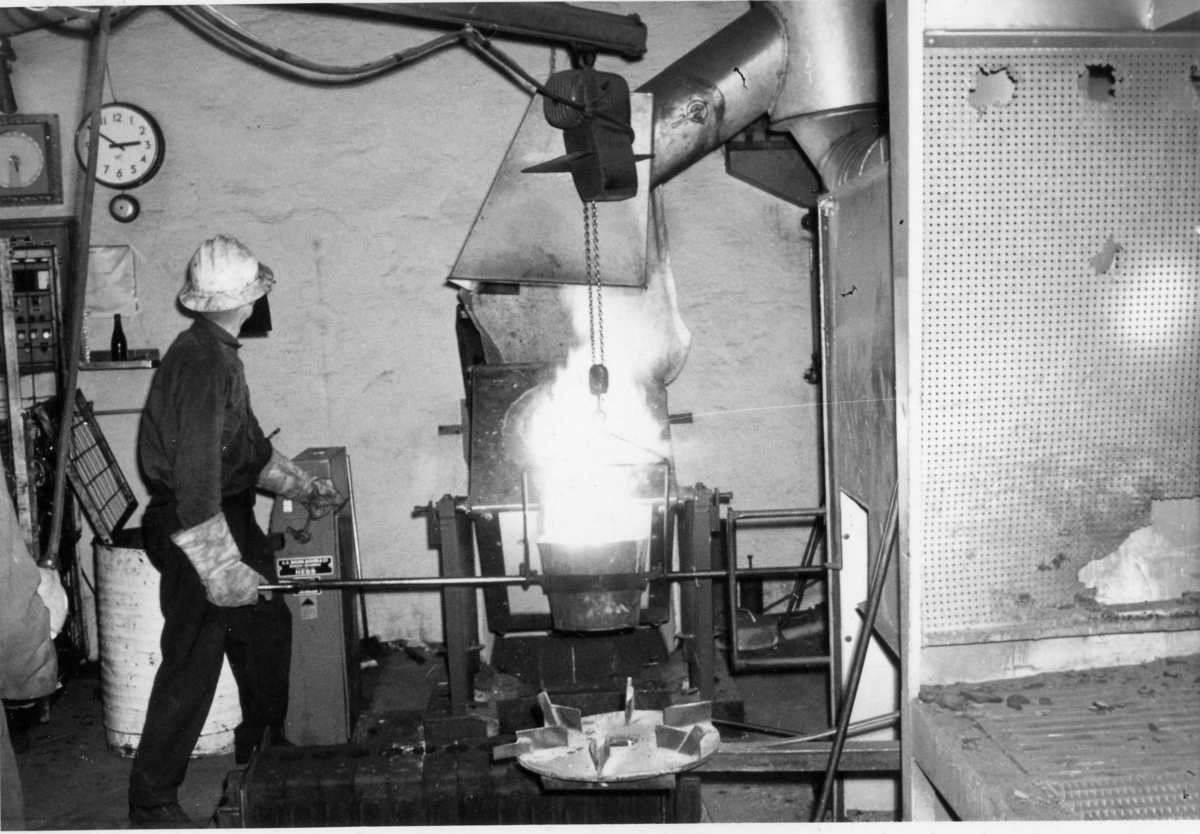 Polaris AS - Hagbø tømmer ovnen - det nye støperiet 1965