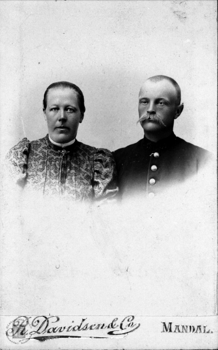 Portrett av ekteparet Ingeborg Øydna og Gunleiv Øydna.