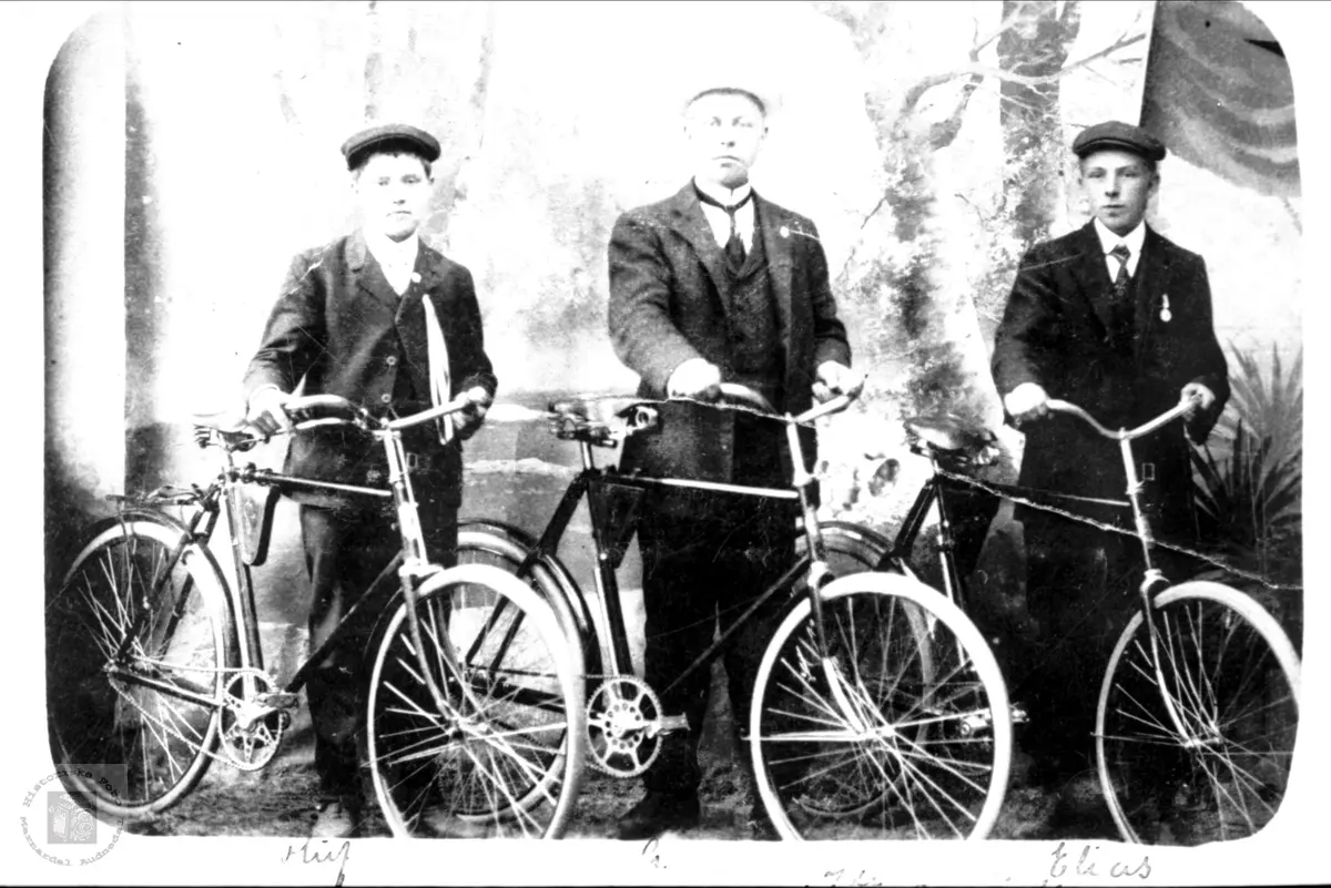 Portrett av stolte gutter fra Bjelland med nye sykler!