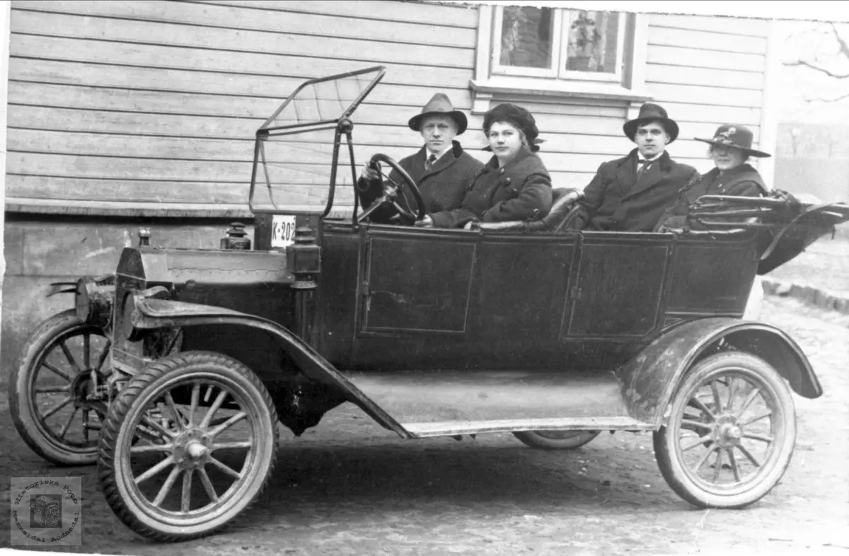 På tur i en gammel Ford T modell eller i daglegtale Trøford .
Jens A Hiorth Bugge hadde en bil på dette reg. nummeret. Kan det være hans?
Bilen er en Ford T 1912.
