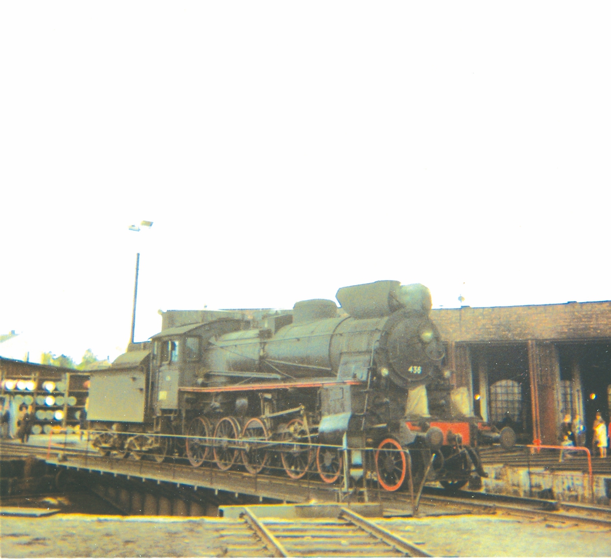 Damplokomotiv type 26c nr. 436 på svingskiven på Hamar stasjon, trukket frem for fotografering i forbindelse med Svenska Järnvägsklubbens besøk.
