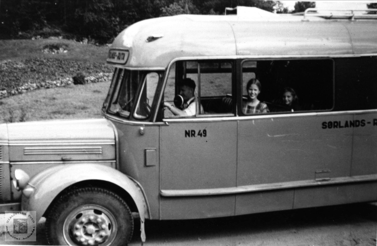 Gammel buss fra Sørlands Ruta nr 49.
Volvo "rundnese" årsmodell 1946-53.