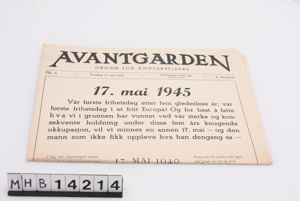 Rektangulær papiravis utgitt på nasjonaldagen ved andre verdenskrigs slutt. På forsiden er et dikt av Nordahl Grieg.