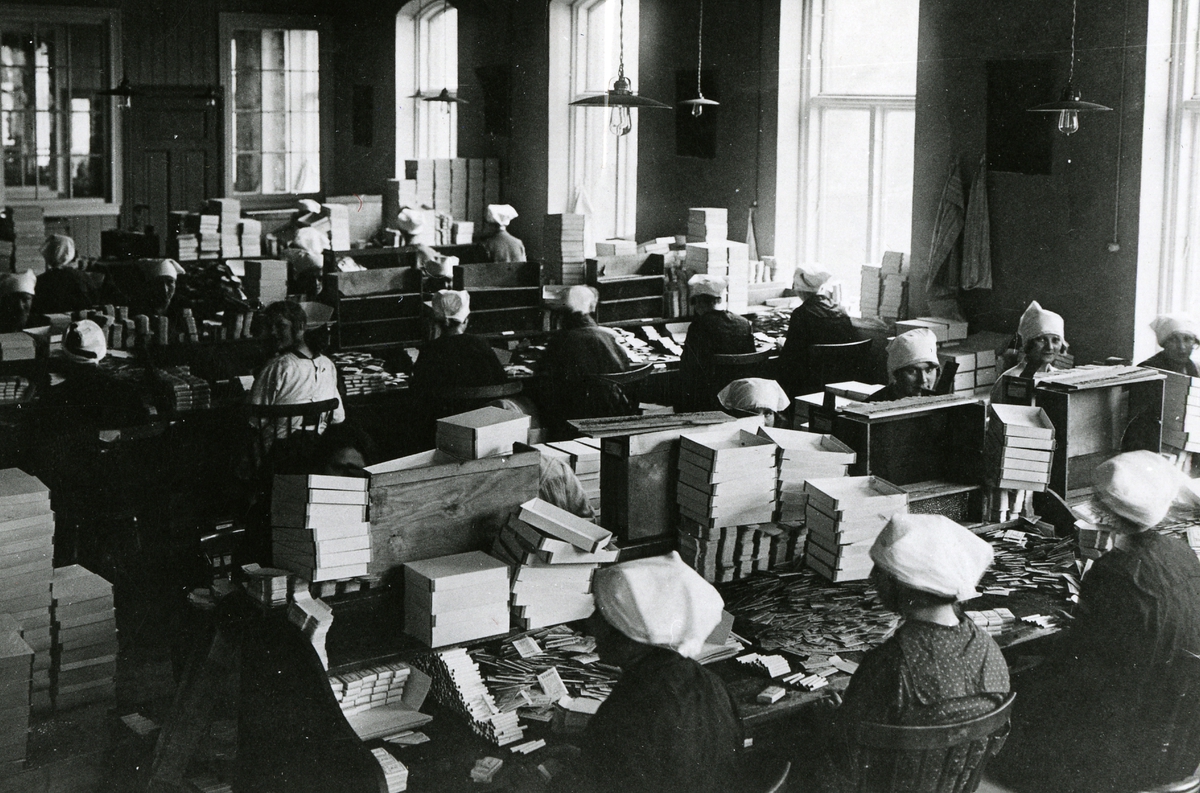 Pakking av sigaretter på Tiedemanns fabrikk på Stensberggata i 1930-årene.