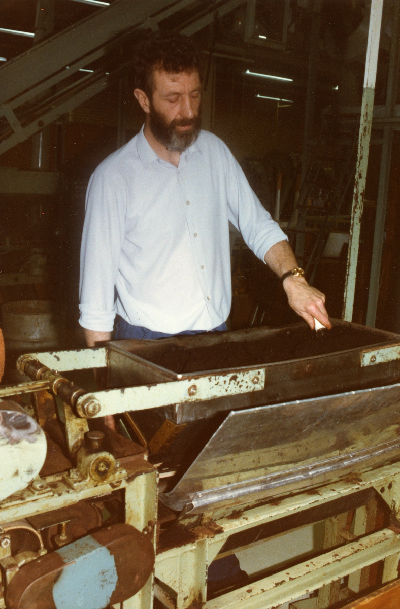 Siste dag for produksjon av ovale pappesker for snus på (antatt) Tiedemanns eskefabrikk på Bergensgate.