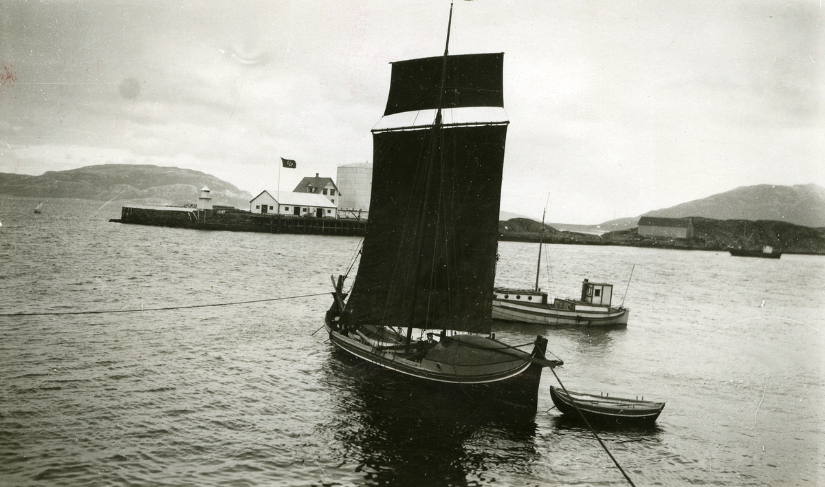 Den nordlandske Fembøringen "Opreisningen" ble kjøpt som gave av J. L. Tiedemanns Tobaksfabrik til Norsk Folkemuseum. Den ble seilet fra Sandnessjøen til Oslo i juli-august 1927 av kapten Johan Røring. Her ligger båten i Sandnessjøen før avreisen.