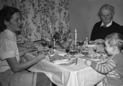 "Julen 1952".Må være julen 1953.