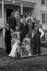 "Fra Eivind Kristofer dåpsselskap sommeren 1953. Åsmund og b