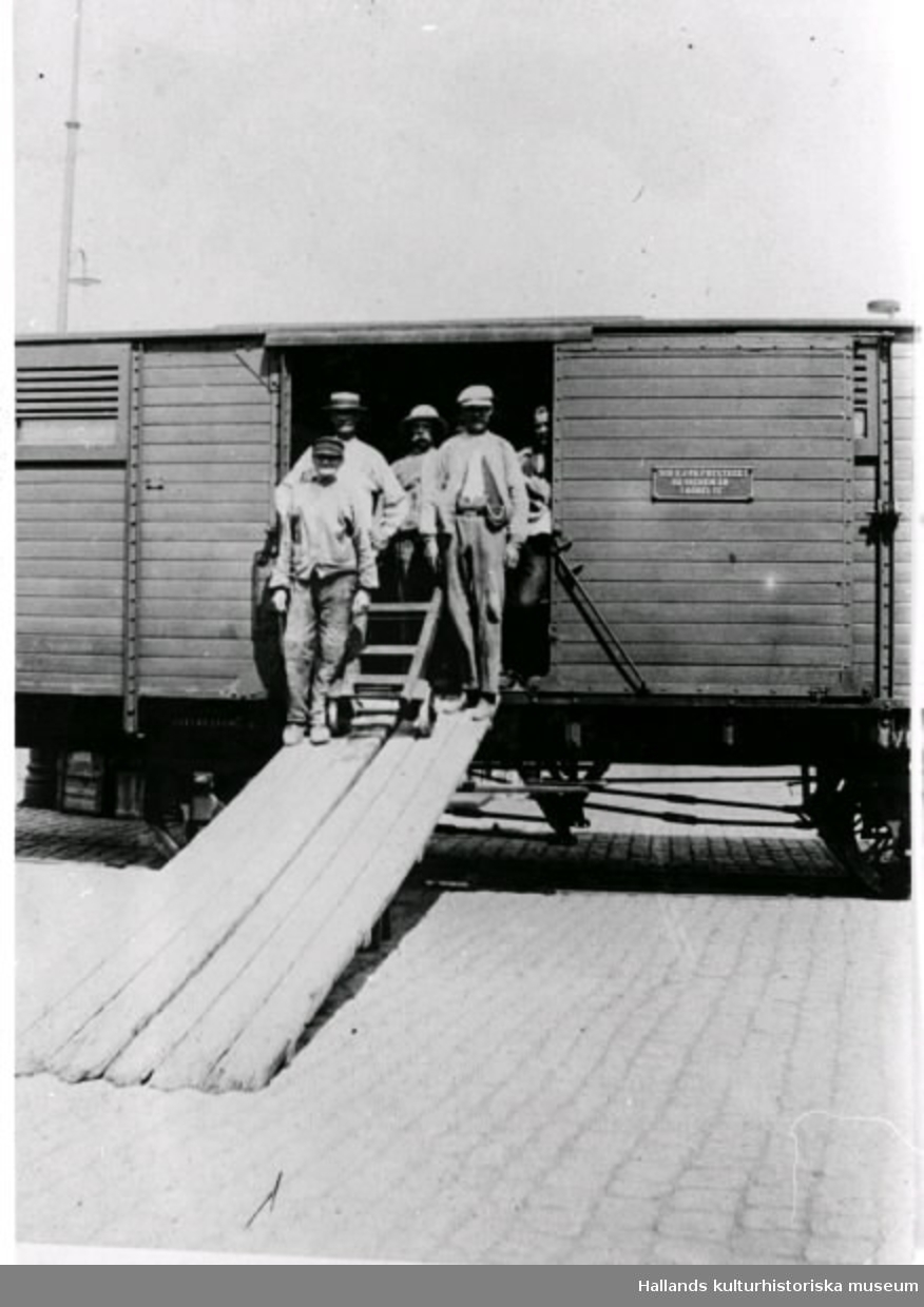 Brobergs bärarlag står i öppningen till en godsvagn. Personer på bilden: Främst "Lille Karl", fr v; Nils, Aron, "Bartla-Karl" och Anders.