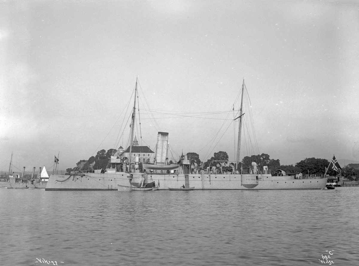 Kanonbåt Viking (b. 1891, Karljohansvern Verft, Horten) med Akershus