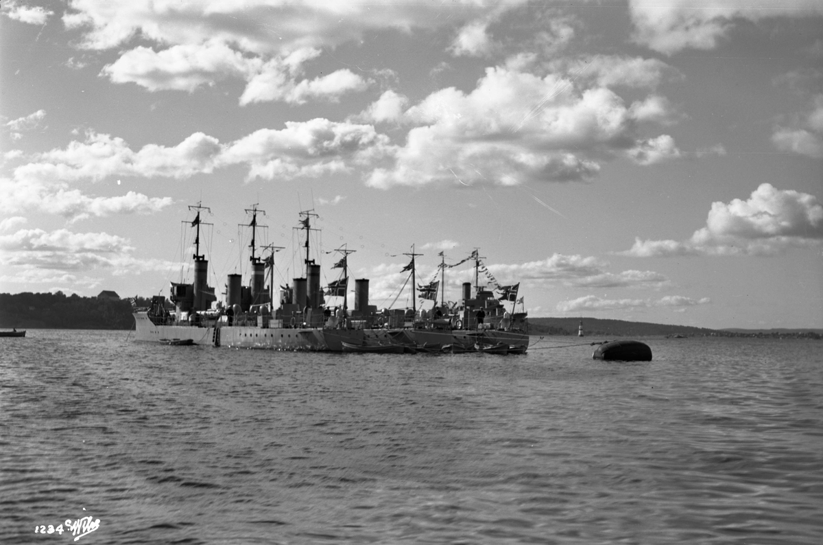 Torpedobåtene 'Trygg'(b. 1920), 'Snøgg'(b. 1920) og 'Stegg' (b. 1921, Marinens Hovedverft, Horten), med mineleggeren 'Olav Tryggvason' (b. 1932, Karljohansvern verft, Horten), - i Pipervika.