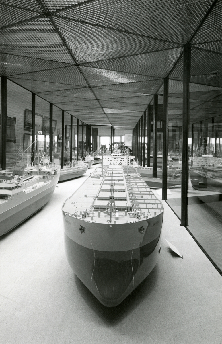 Modell av tankskip i monter i utstillingen, sal 2.