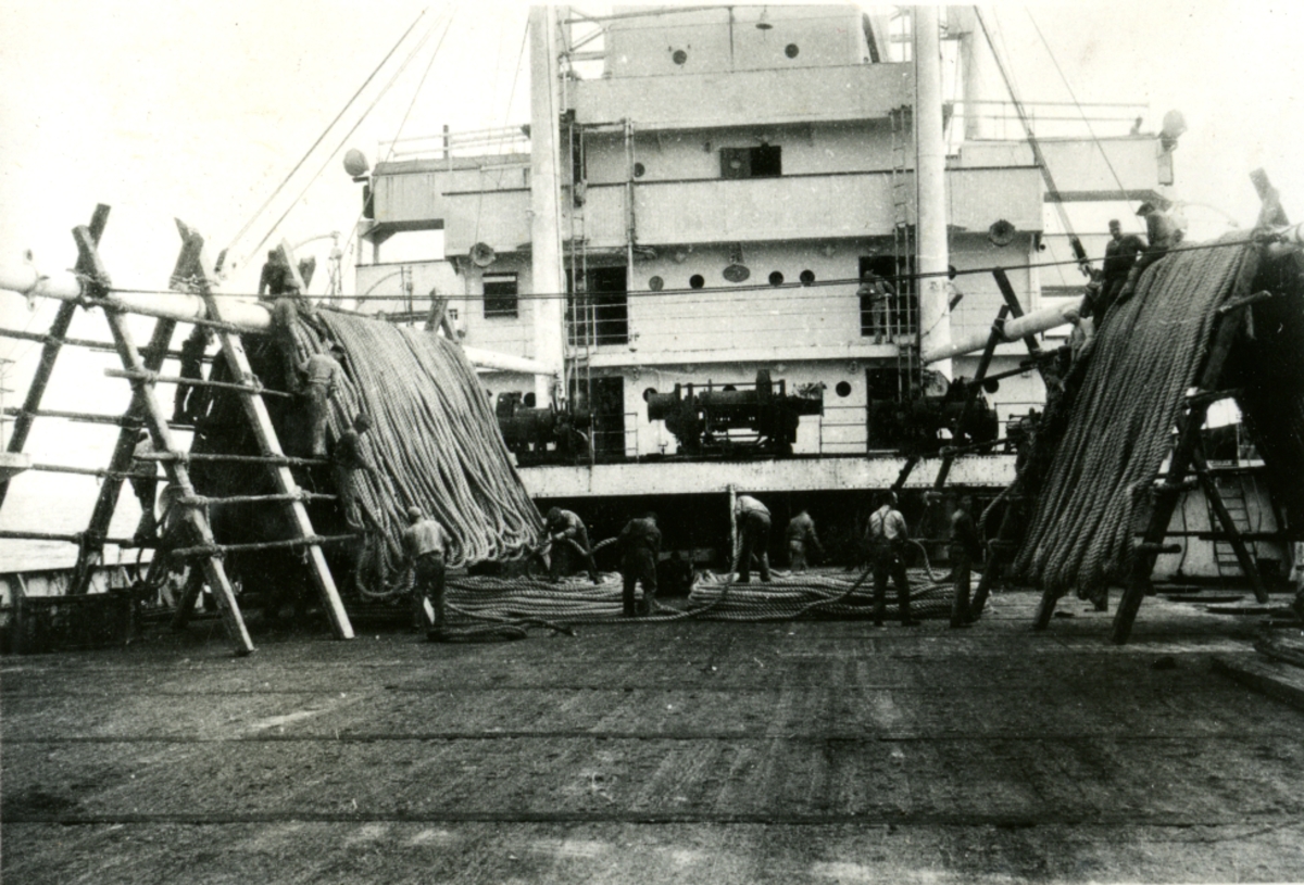 I varmen igjen. Linene henges opp til tørk. - Ombord i Fl/K ' Vestfold' (b. 1931, Furness Shipbuilding Co. Ltd, Haverton Hill).