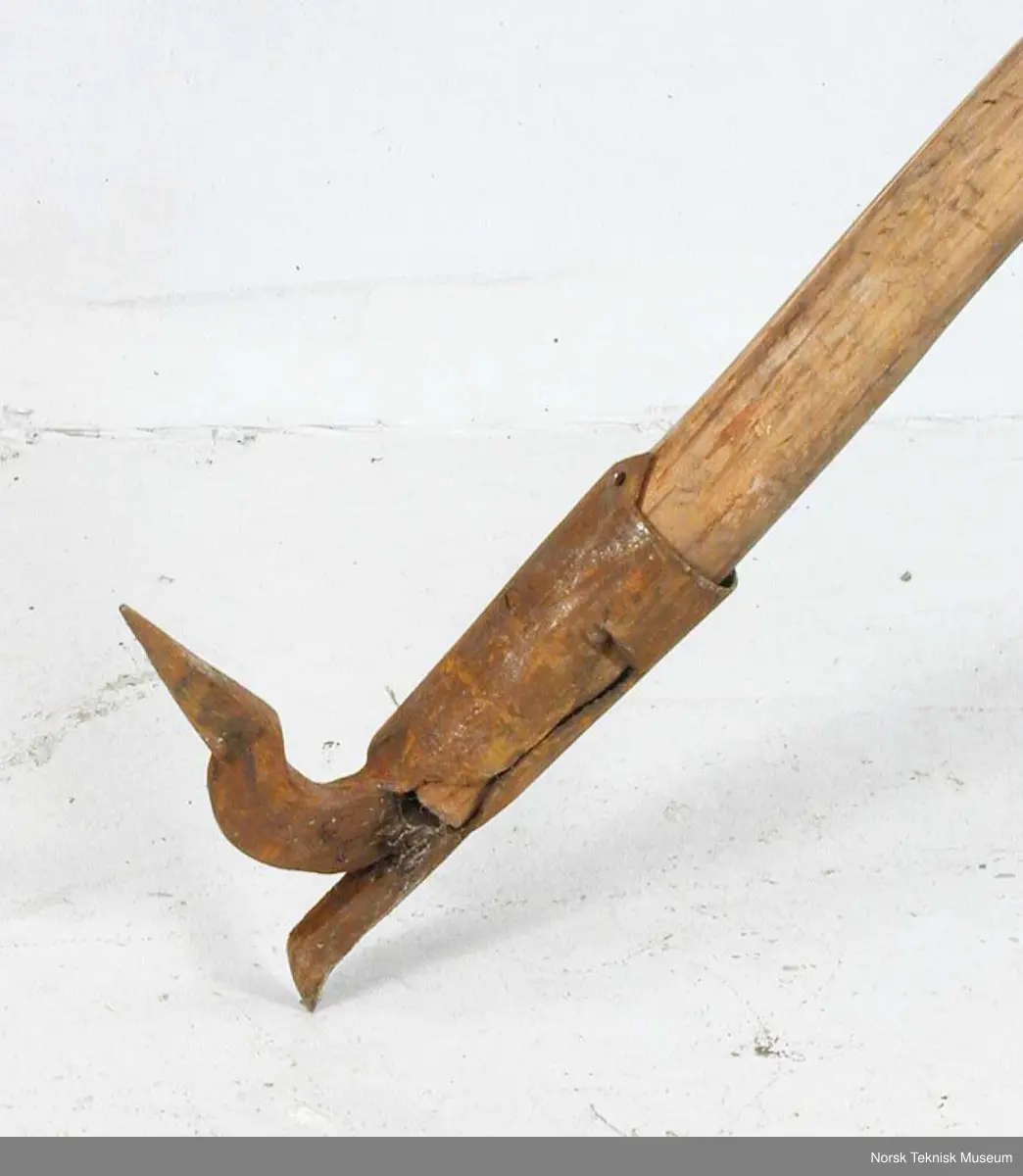 Bark på stang
Papirrester under naglehoder på skaft