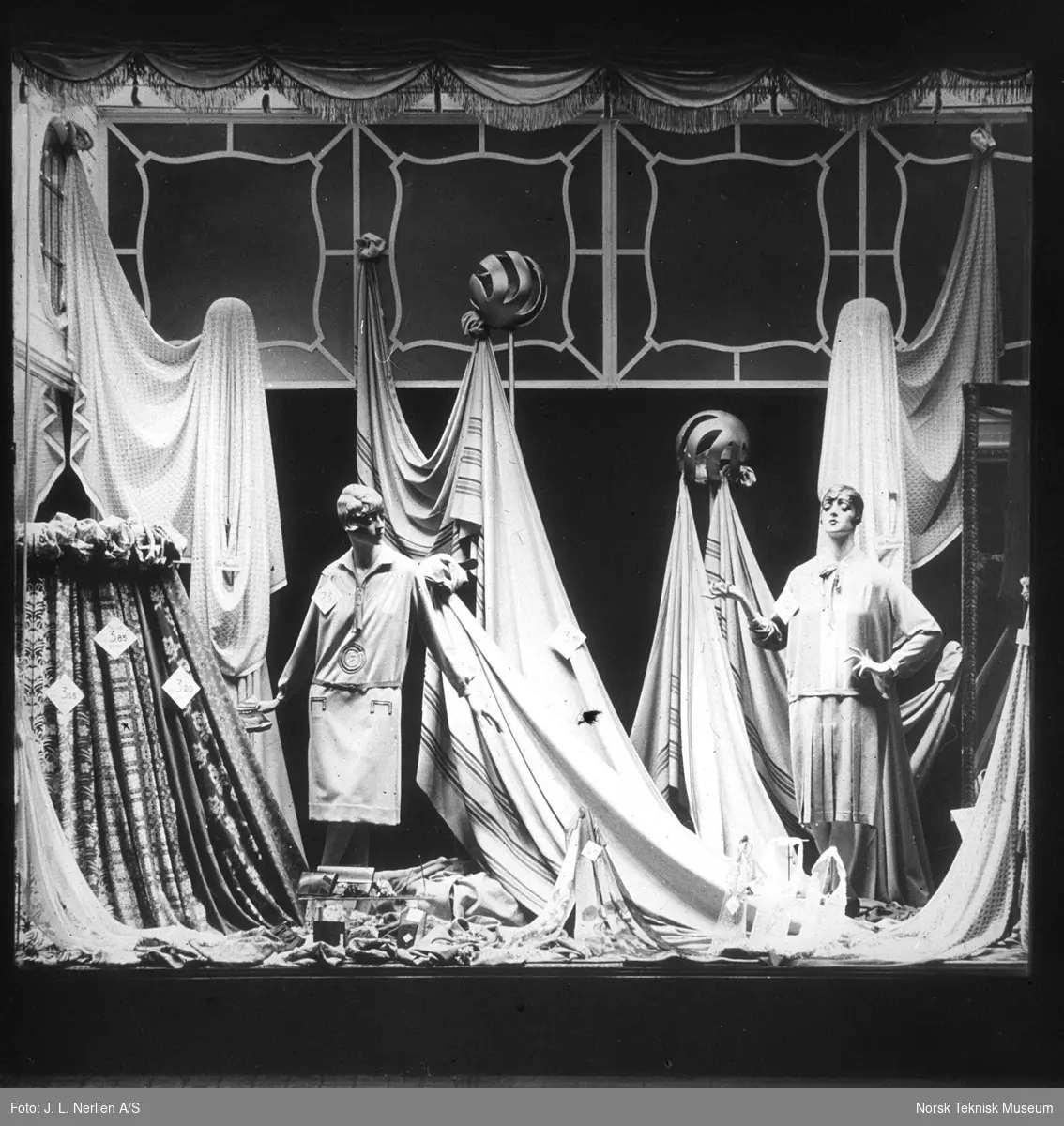 Opplyste vindusutstillinger, klær og stoffer, 1930-tallet