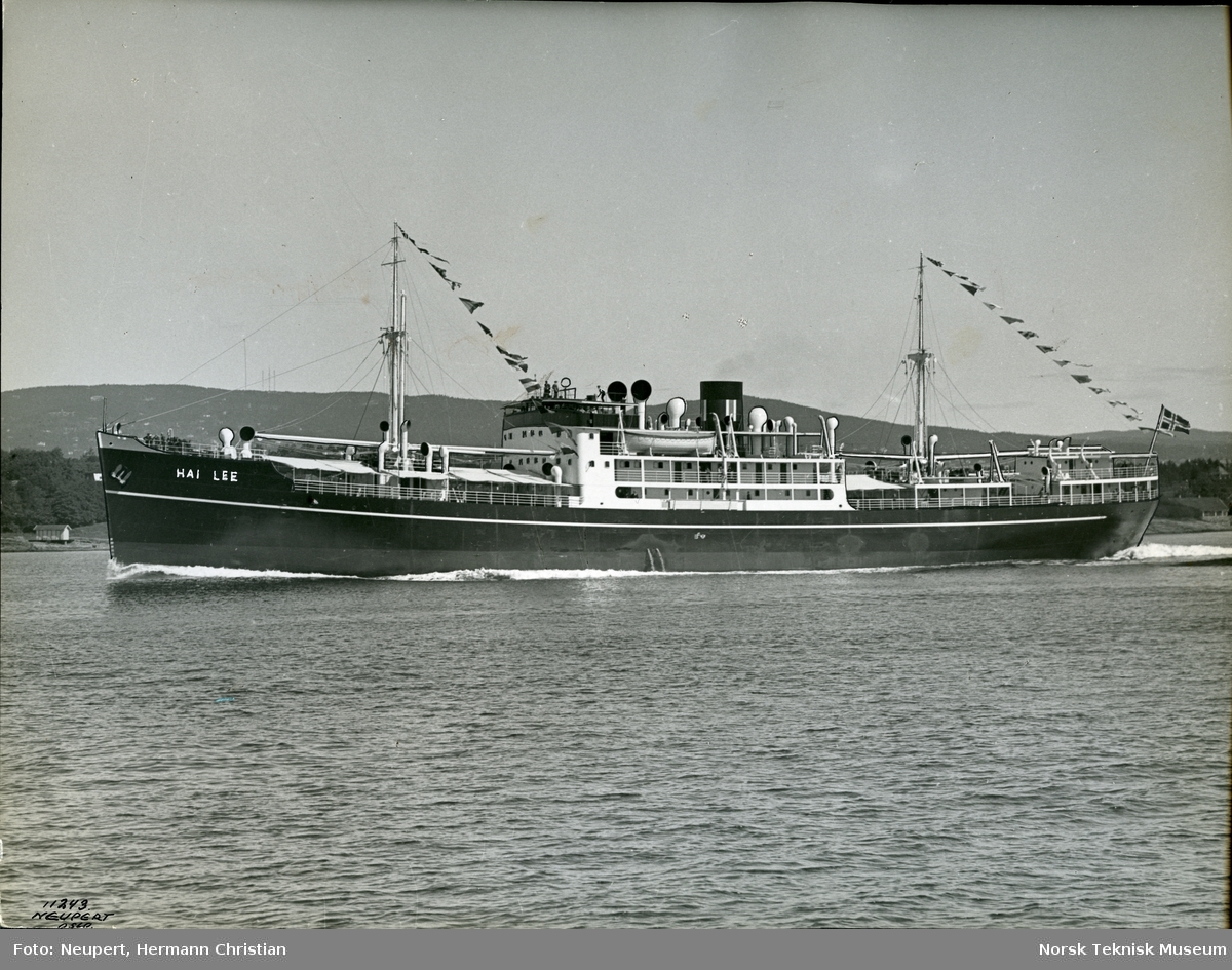 Eksteriør, passasjer- og lastebåten M/S Hai Lee, B/N 463 under prøvetur i Oslofjorden 6. juni 1934. Skipet er streket opp med tusj i bildet. M/S Hai Lee ble levert av Akers mek. Verksted i 1934 til Bruusgaard & Kiøsterud, Drammen.