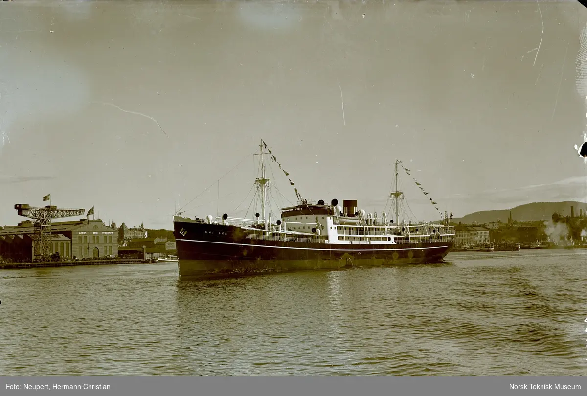 Eksteriør, passasjer- og lastebåten M/S Hai Lee, B/N 463, utenfor Akers Mek. Verksted, antageligvis under prøvetur 6. juni 1934. Skipet ble levert av Akers mek. Verksted i 1934 til Bruusgaard & Kiøsterud, Drammen.