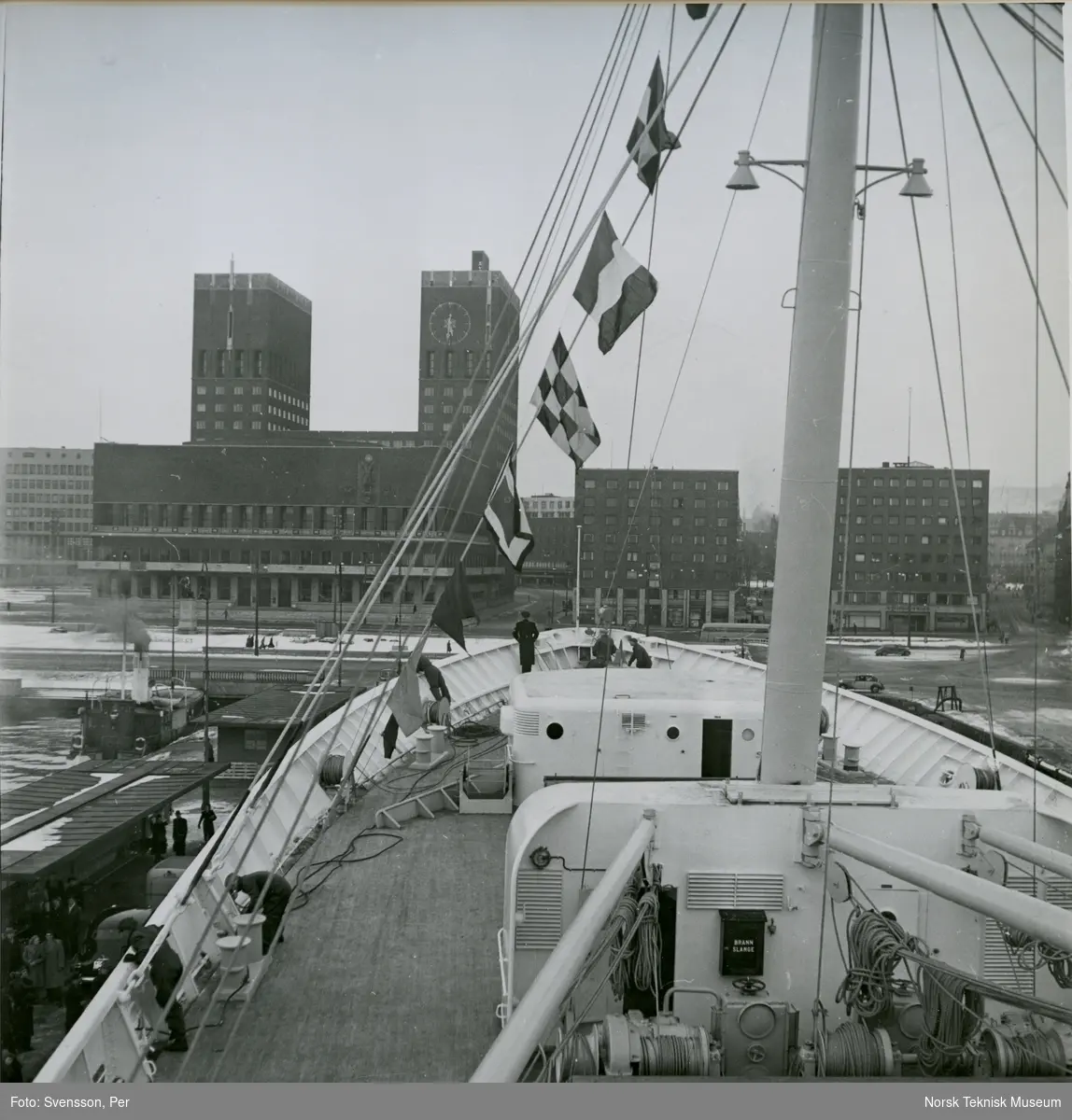 Passasjer- og lasteskipet M/S Blenheim, B/N 490 ved Rådhuskaia. Skipet ble levert av Akers Mek. Verksted i 1951 til Fred. Olsen & Co.
