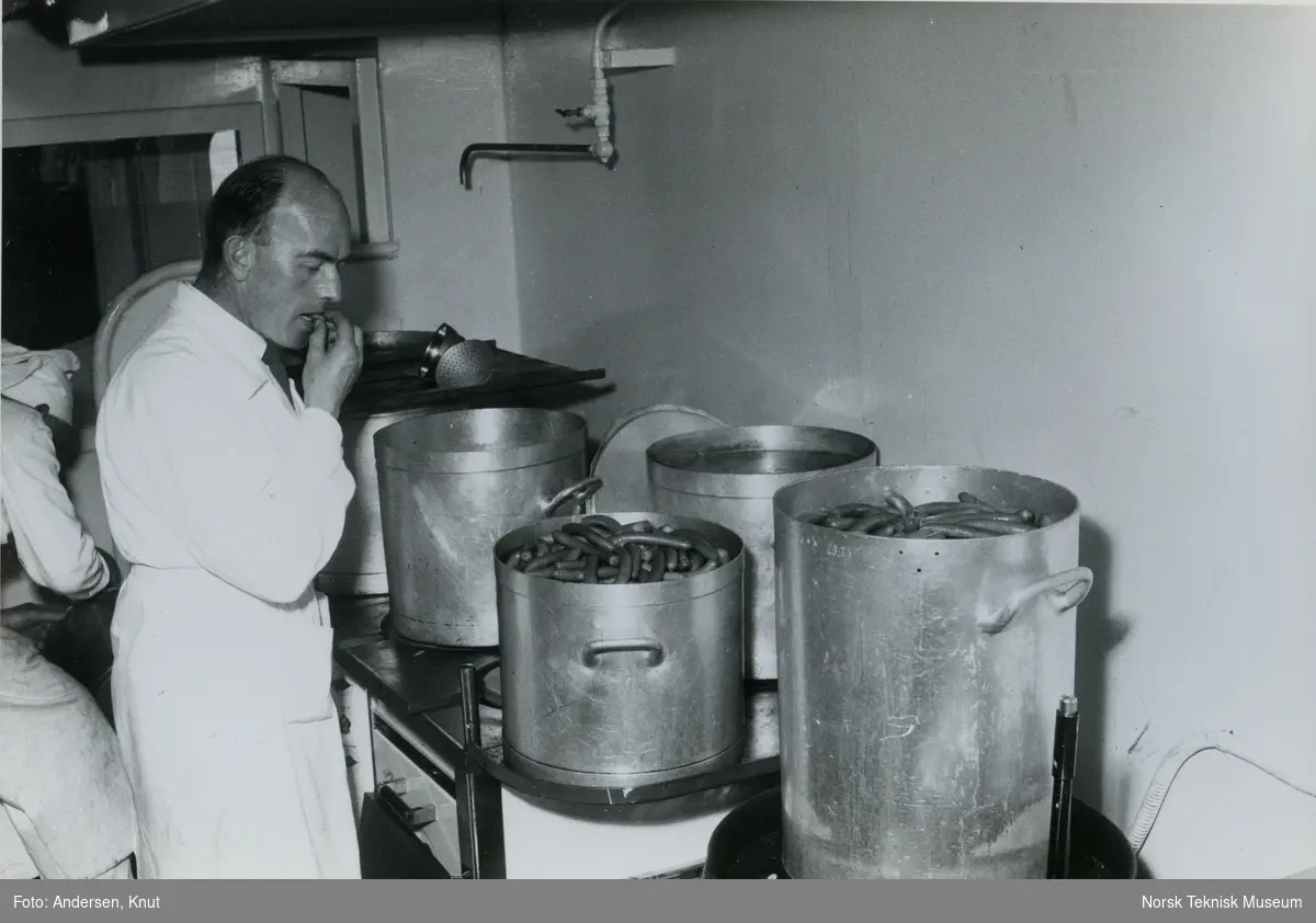 Pølsene kokes til middagen under fjordtur for verkstedets ansatte med cargolineren M/S Burrard, B/N 508. Skipet ble levert av Akers Mek. Verksted i 1956 til Fred. Olsen & Co.