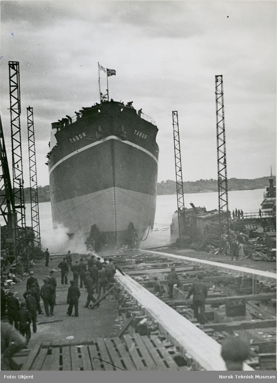 Stabelavløpning, passasjer- og lastebåten M/S Tabor, B/N 468 på Akers Mek. Verksted 27. mai 1936. Skipet ble levert av Akers Mek. Verksted i 1936 til W. Wilhelmsen, Oslo og Ørsnes (Tønsberg).
