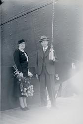 Gudmor for skipet og adm. dir. Aamundsen på tribunen før dåp