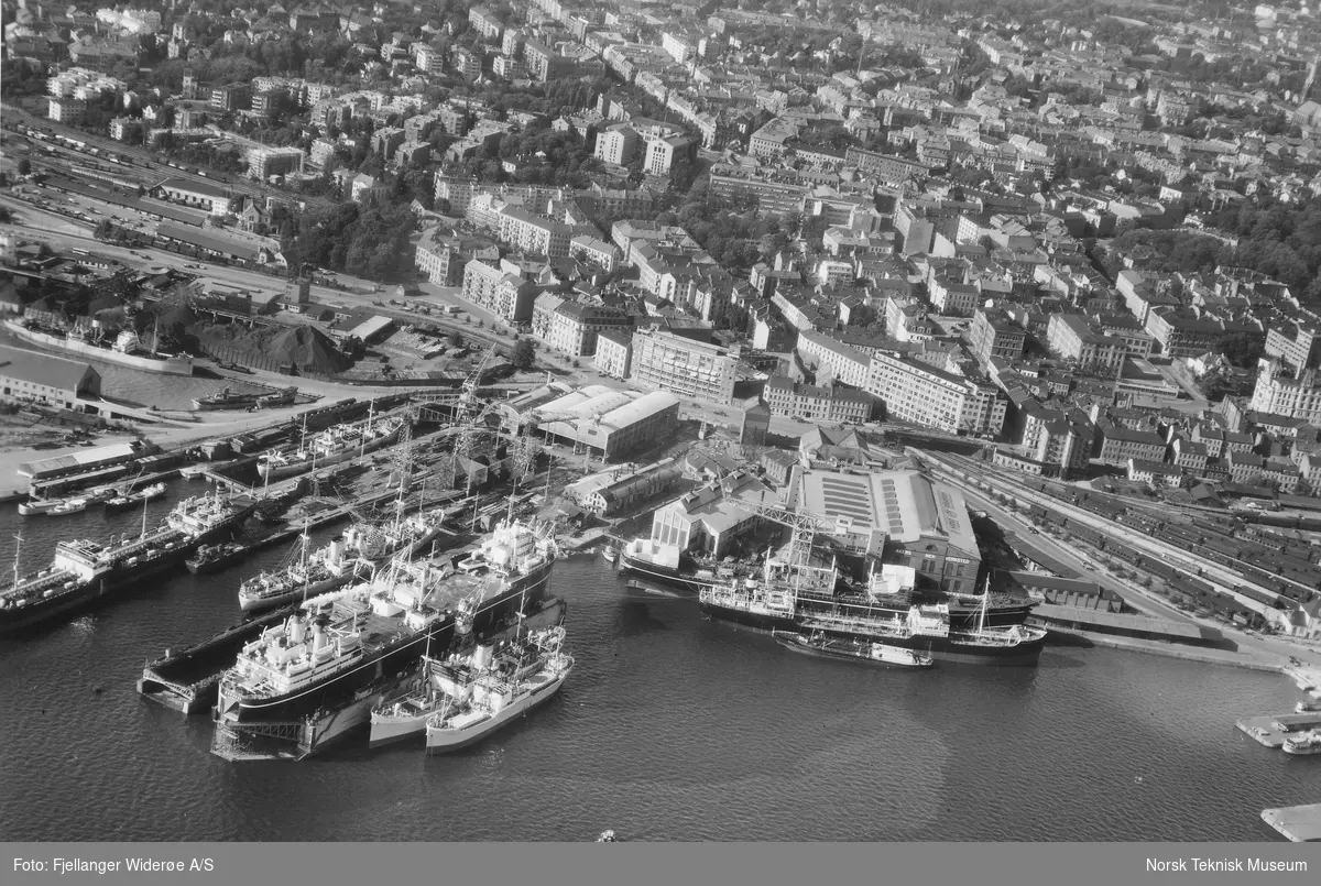 Flyfoto av Akers mek. Verksted med bl.a. Norhval, B/N 465 Haakon Hauan og B/N 483 Thermopylæ