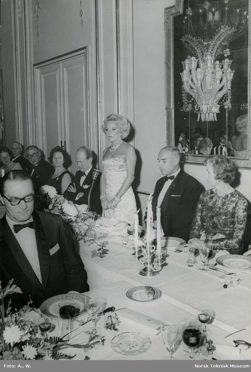 Gudmor Sonja Henie taler på Hotel Bristol under måltid etter dåpsseremoni for tankeren M/S Sonja, B/N 560 på Akers Mek. Verksted 9. november 1965. Skipet ble levert 11. november 1965 til Onstad Shipping A/S.