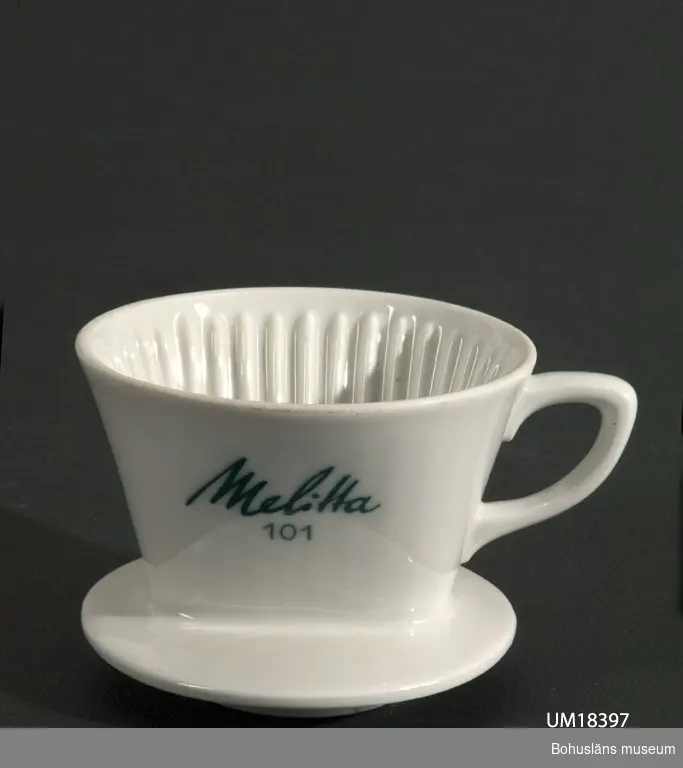 Bryggtratt för bryggning av kaffe; glaserad keramik. Avsedd för Melitta-filter.
