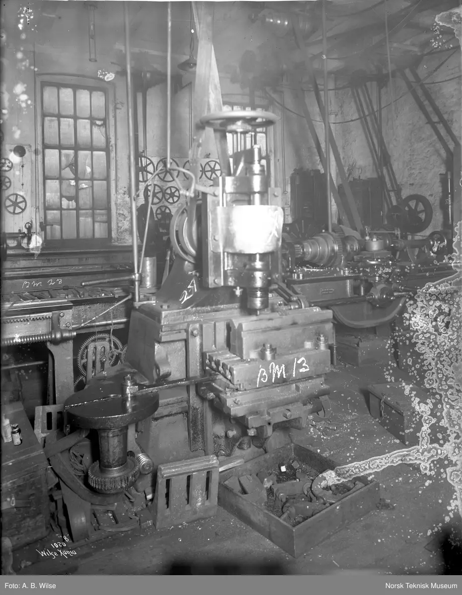 Bormaskin på Thunes Mekaniske Verksted på Skøyen i Oslo. Maskin merket med BM 13, bilde merket med 1020 B Wilse Xania.