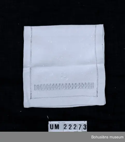 594 Landskap BOHUSLÄN

Servettväska med ett fack, broderat med utdragssöm och langettsöm. På framsidan broderat monogram: "GJ".

UMFF 95:3
