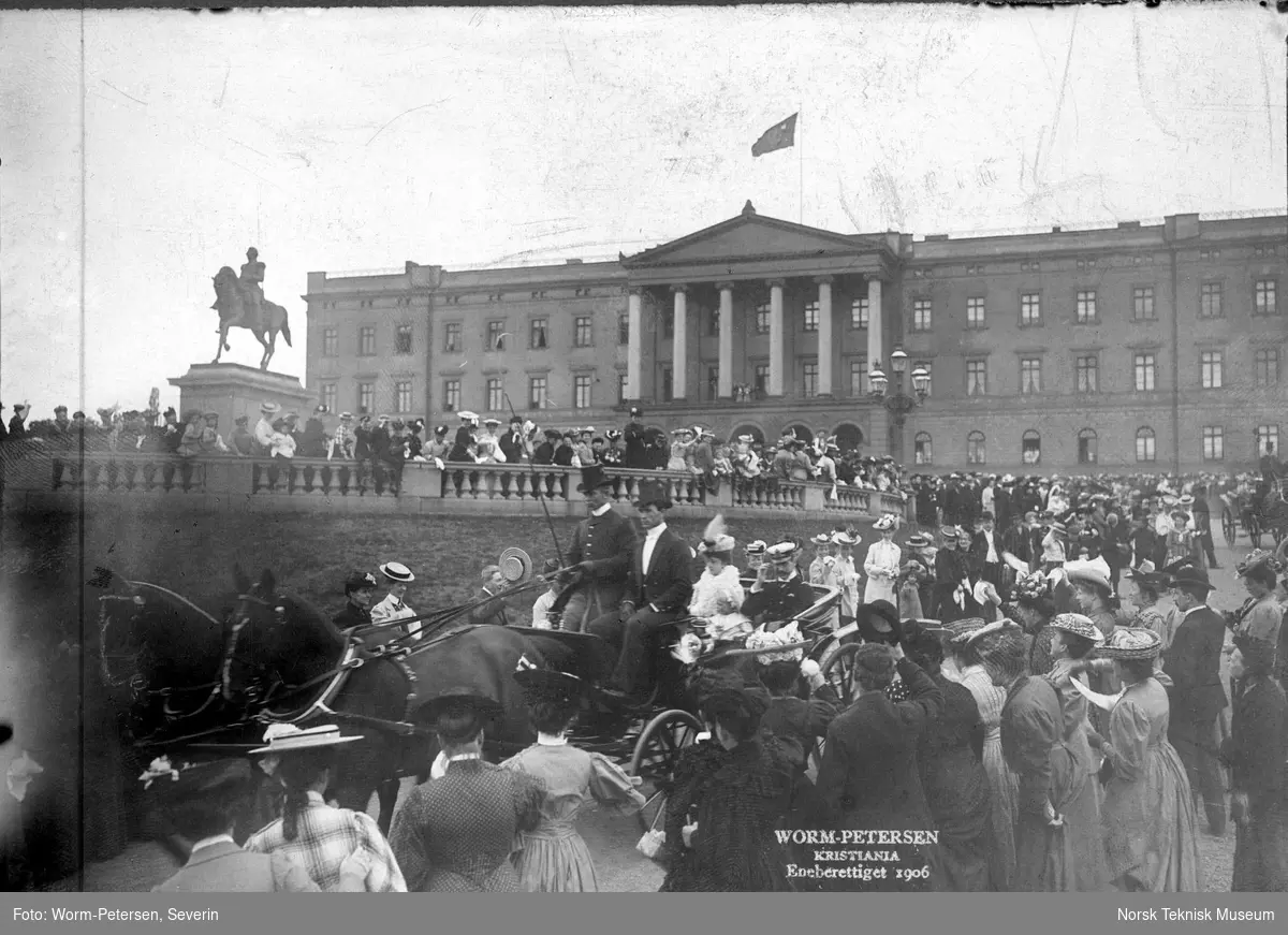Kong Haakon VII og Dronning Maud i vogn utenfor slottet, 1906