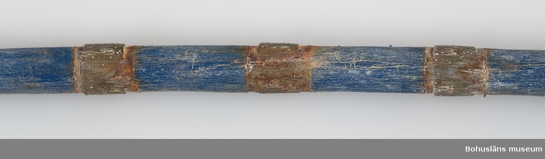 * Förvärvat från, forts.: industri, Evja Stenbrott
594 Landskap Bohuslän
503 Kön Man

Sex bitar av sågvajer av två olika fabrikat. Det ena med  genomskinlig plast, L 119 cm  (:1) samt  L 85 cm (:2), det andra med blå plast, L 30 cm (:3-6). 
(Coffeplast används idag (?).
Vajern är tillverkad av en stållina på vilken placerats diamantimpregnerade pärlor som sitter på jämnt avstånd med distanshållare av plast. Diamanten är syntetiskt framställd. Distans- hållarna skyddar linan från det nötande stenslammet och ger stadga och håller pärlorna centrerade och ger ett utlopp för vatten och slam från skåran. 

Vajersågningstekniken är lämpad för att öppna skikt, ta ut block från skiktet genom vertikala, horisontala och sneda snitt, skära ut vinklar, storlekar samt såga plattor ur block. Själva sågekniken beskrivs i teckningar  på s. 11 i produktbroschyren "Diamant Boart",
se Bilagepärmen UM27813.

Vajern löper runt med hög hastighet i en stor maskin som drar den runt. Sågytan bevattnas kontinuerligt under sågningen.  Såghastigheten varierar mellan 1.5 - 5 kvadratmeter i timmen, beroende på vinkel och typen av granit. Vajern kan såga ca 17 kubikmeter, sedan är den utsliten. Livslängden beror på stenens struktur. 

Fördelarna med tekniken presenteras på följande sätt i produktbroschyren ovan, s. 7: 
-hög såghastighet, snabb start av sågningen, minimal bevakning nödvändig, låga investeringskostnader, hög sågkvalitet vilket minskar slöseriet av material, låg ljudnivå. 

Den diamantimpregnerade wiren för granit kom på marknaden 1985. Man började använda denna teknik för ca fem år sedan i Evja Stenbrott. Då var vajersågning någonting helt nytt som man trodde skulle slå ut klingsågningen, ett sågmoment där ett block sågas upp i många tunna skivor eller plattor med en rund stålklinga med ett yttersta segment av diamant.  Så har det emellertid inte blivit. "Det har inte slagit helt väl ut. Sågen är nog bra, men vajern hänger inte med. Den går av. Det är svårt att såga rakt, parallellt med vajer. Då fungerar det bättre med klinga på de stationära stationerna. Men i brottet fungerar det bättre än på de stationära platserna. I berget har den slagit ut jetbränningen. Det hörs nästan ingenting när man sågar i brottet med vajer." Diamantvajerns ljudnivå för operatören är 70 dB enligt leverantören.

Det finns två stationära vajermaskiner på Evja Stenbrott (?)  Dessa är av japansk tillverkning. "Om vi hade väntat ytterligare ett år hade vi fått en annan såg." Tekniken inom detta har blivit mer avancerad under de senaste fem åren. Idag är allt helt datorstyrt. "Vi lärde oss denna sågen själva. Japanerna kom och visade, sedan fick vi lära oss själva."

Diamantvajersågen i brottet är portabel och löper på en räls. Evja Stenbrott hyr in denna teknik från ett norskt företag. En såg som denna kostar runt två miljoner kronor.  Genom att hyra in tjänsten behöver man inte belasta företaget med kostnader för investeringen,  underhåll och utbildning.

Den tidigare tekniken med jetbränning är effektiv men mycket störande i brottet. Tekniken introducerades på 1960-talet. (Se Quirin s. 92-93 nedan.) Jetbränningen dammar och ryker, bullrar och larmar med ett öronbedövande dån upp till 135 dB. Den avger även mycket avgaser. "Sten och damm ryker runt i brottet och det stör miljön. Det hörs långt." P g a detta används inte jetbrännaren under ordinarie arbetstid. Man har dock inte helt upphört med jetbränningen. Den används fortfarande men väldigt litet och då till speciella arbeten. Det kan vara när en klack i i berget skall sågas ut som inte går att komma åt med diamant- vajern. 

För information om Evja Stenbrott och insamlingen, se vidare UM27813.