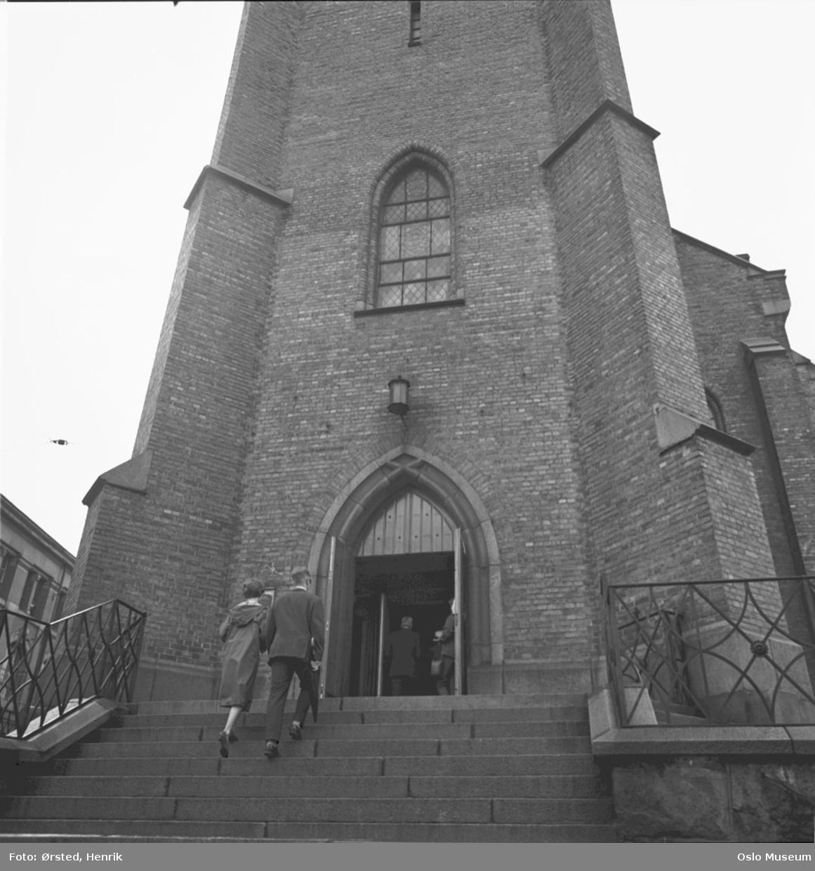 St. Olav Domkirke, trapp, hovedinngang, kvinne, mann, kirkegang