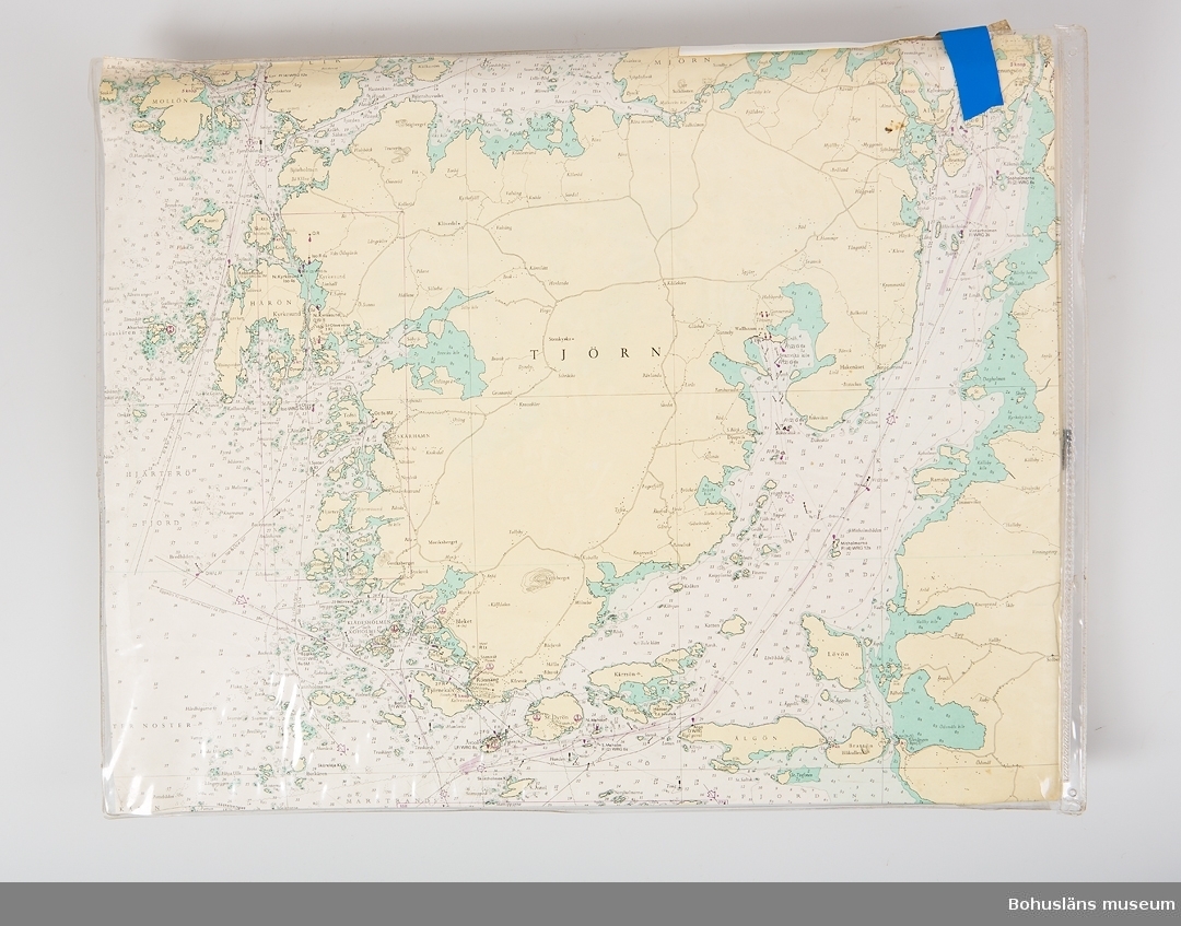 En kollektion vikta sjökort och sjökortsblad, bl.a.  Kattegatt Swedish coast Marstrand-Göteborg-Tistlarna med en tillhörande text av C.G. Engström. Förvarade i ett fodral i mjuk klarplast.