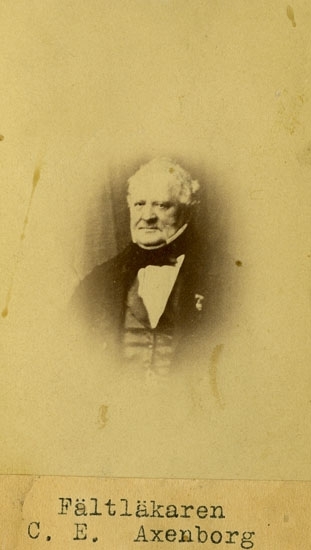 Text på kortets baksida: "Fältläkare C. E Axenborg. Fältläkare och Regementsläkare vid Kgl. Bohusläns reg. Död 12 Maj 1857 72 år, 7 mån, gammal".