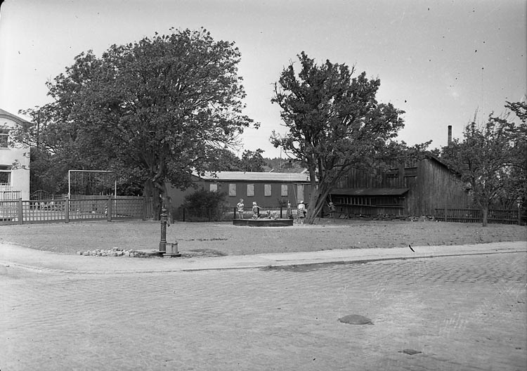 Lekplats vid korsningen Södra Drottninggatan-Södertullsgatan, Uddevalla, i juli 1947