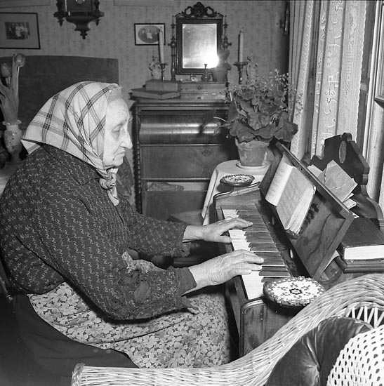 Lärarinnan fröken Hanna Olsson, 90 år, 1947