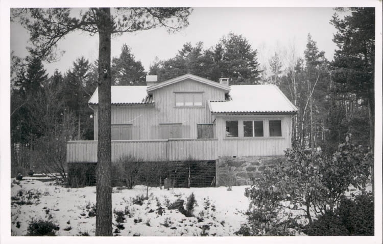 Noterat på kortet: "Stillingsön Myckleby Sn."
"Fam. Prof. J. Arvid Hedvalls villa "Hindsbo". Vintern 57."