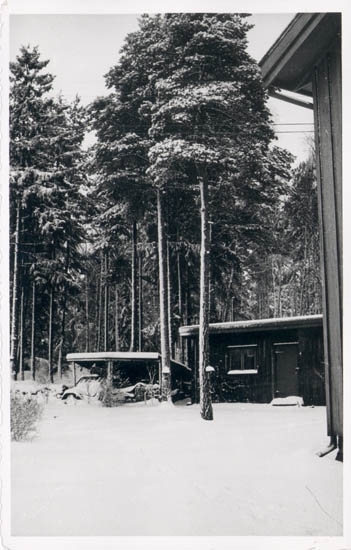 Noterat på kortet: "Stillingsön Myckleby Sn. Orust."
"Vår villa Hindsbo, snickarboden. Vintern 57."