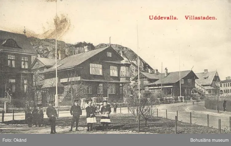 Tryckt text på kortet: "Parti af Villakvarteret, Uddevalla." 