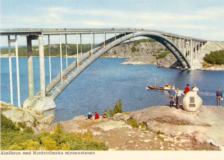 Tryckt text på kortet: "Almöbron med Nordströmska minnesstenen."