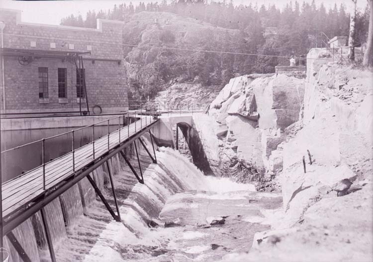 Olidans kraftverk, Trollhättan, del av stationens baksida, juni 1910