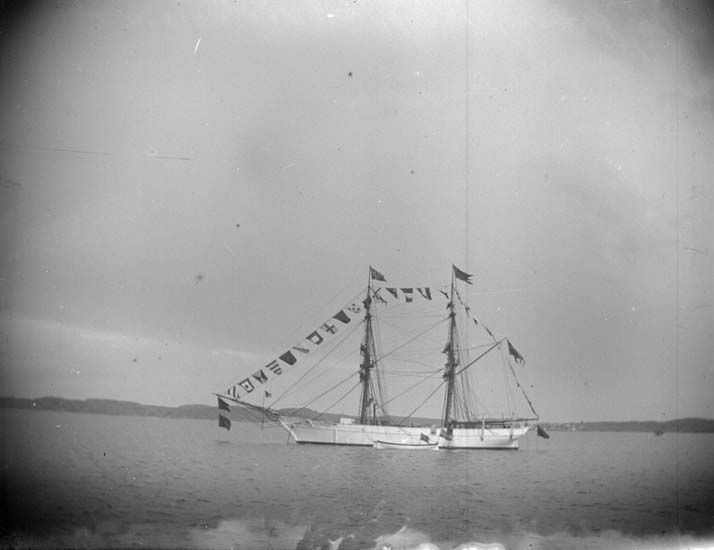 "Lysekil. Skeppsgossebriggen "Gladan" stor parad 25 juni 189."
