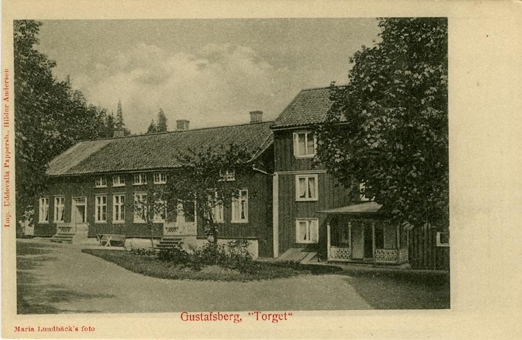 Tryckt text på vykortets framsida: "Gustafsberg Torget."