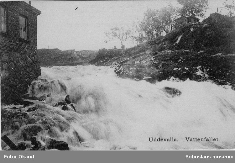 Tryckt text på vykortets framsida: "Uddevalla. Vattenfallet."