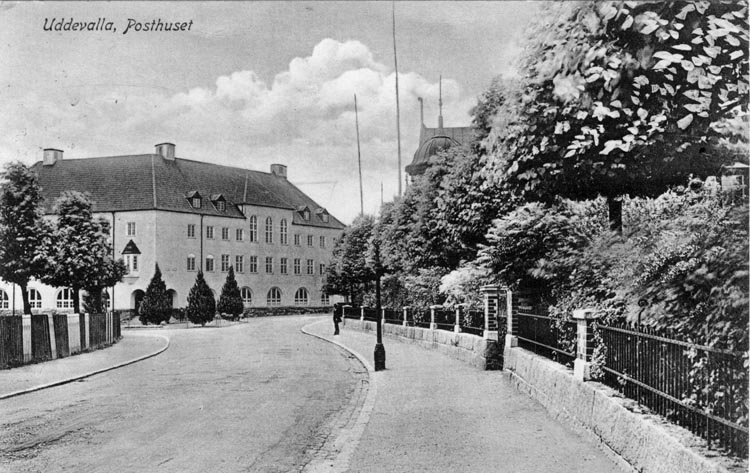 Tryckt text på vykortets framsida: "Uddevalla, Posthuset."
